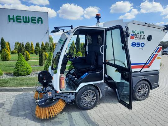 Dulevo 850 ride-on sweeper