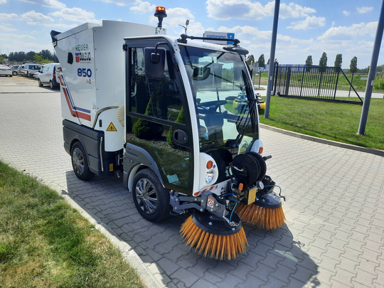 Dulevo 850 ride-on sweeper