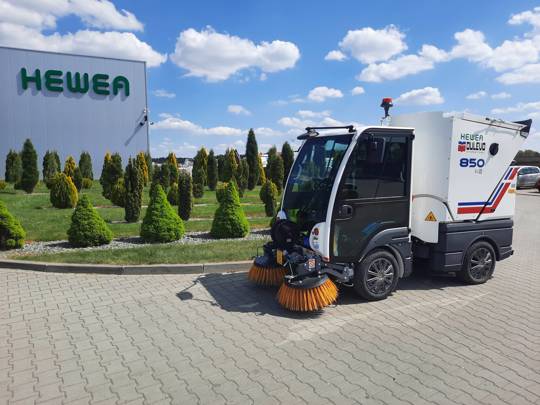 Dulevo 850 ride-on sweeper