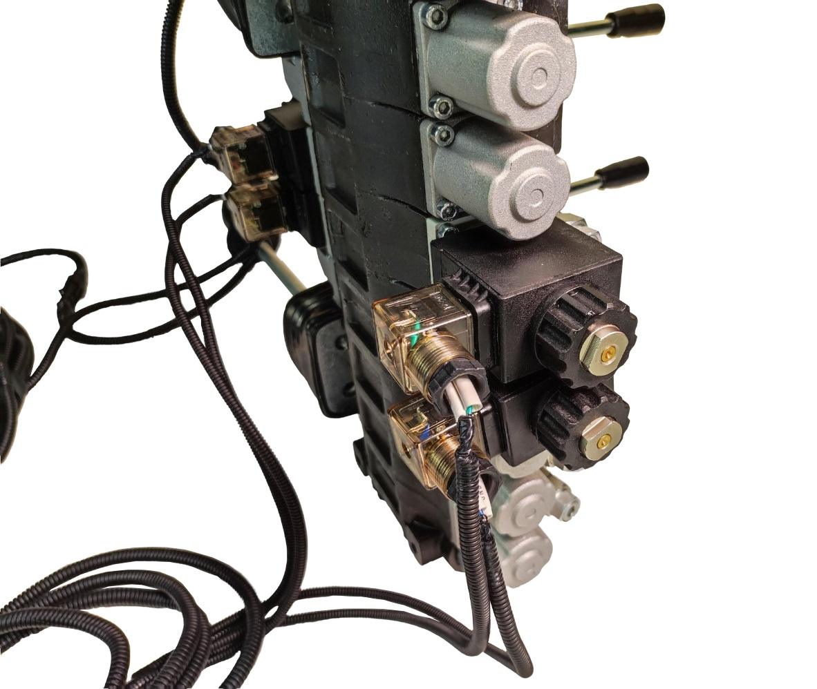 Rozdzielacz hydrauliczny 8-sekcyjny, 2 sekcje elektryczne 12V, 90l, 2 joysticki 4-pozycyjne